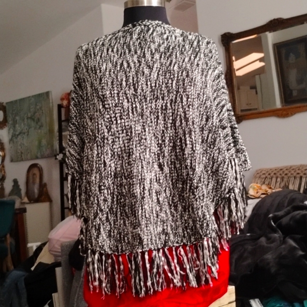 Elon shawl black and white